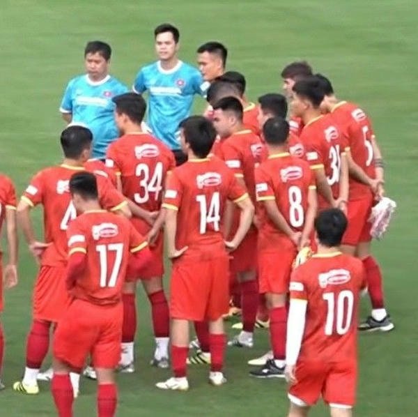 meme chống nạnh 4