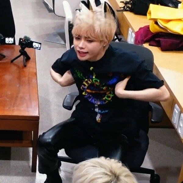 meme chống nạnh 5