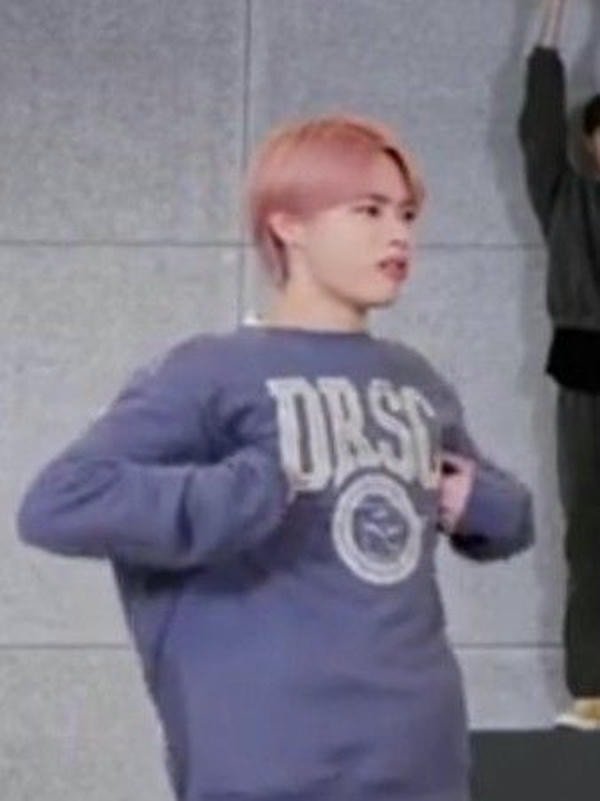 meme chống nạnh 8