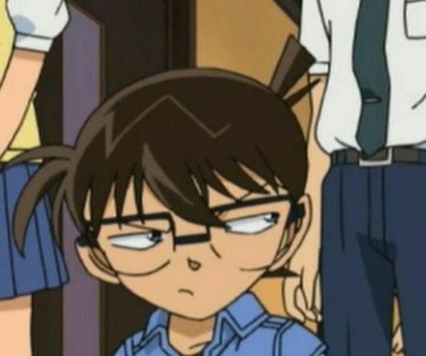 meme conan liếc đểu