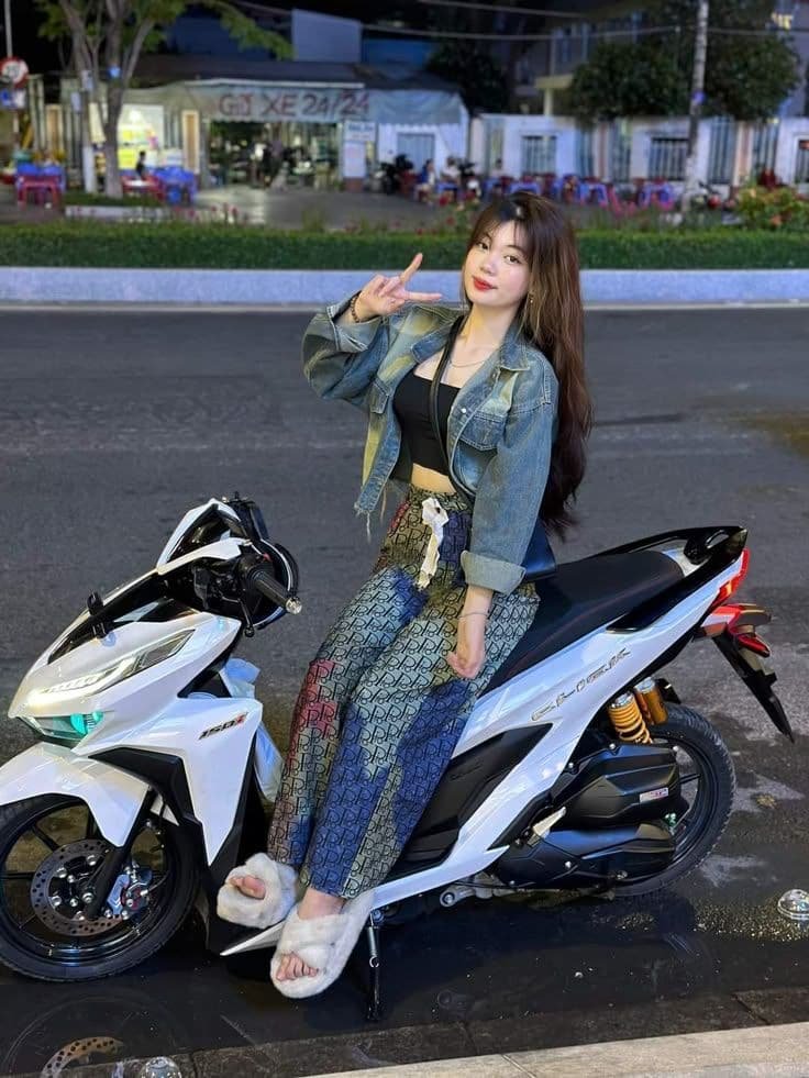 meme mèo khóc mặt buồn.