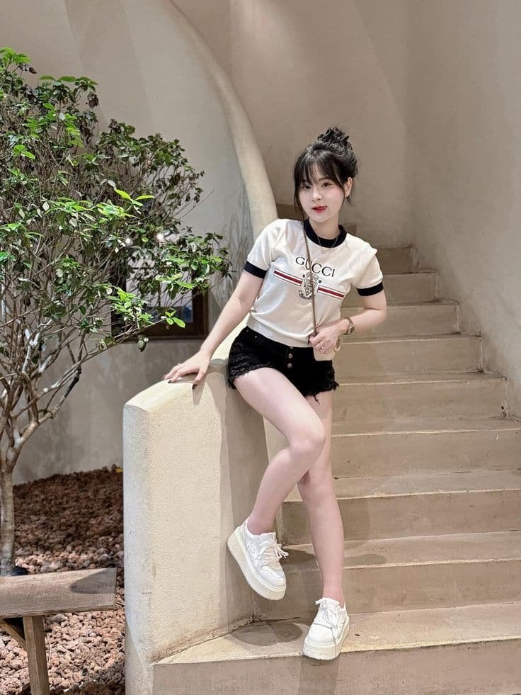 meme mèo khóc mắt ướt.