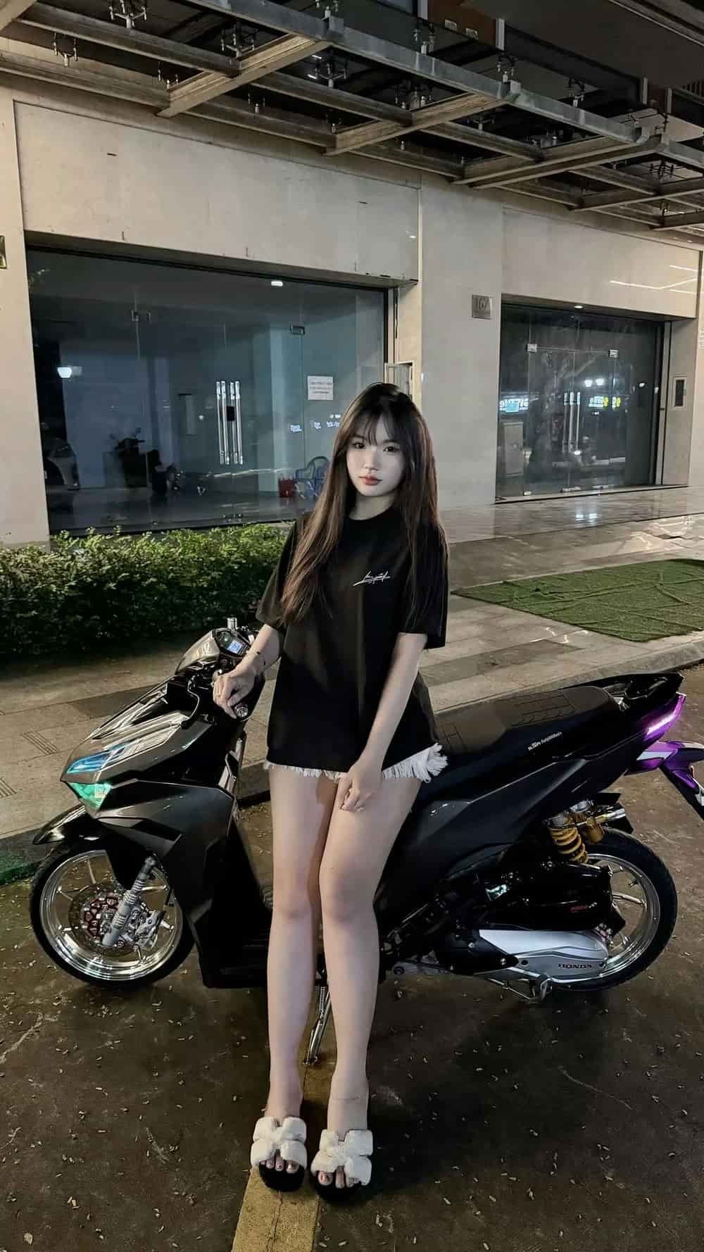 meme mèo khóc nhìn thương.