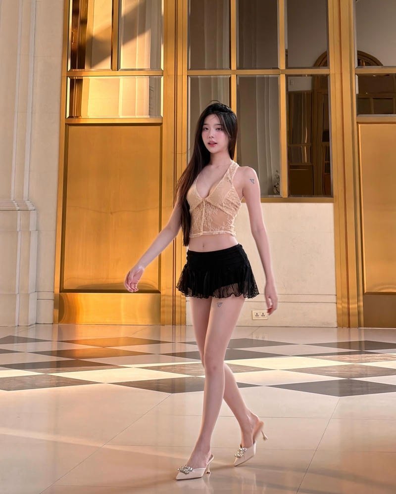 gái xinh hàn quốc váy ngắn cá tính 