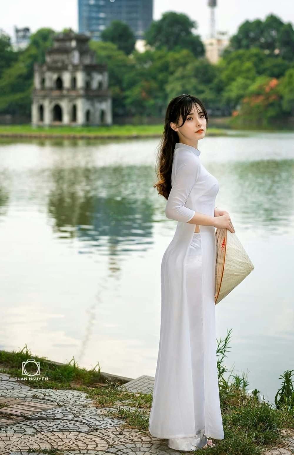 style áo dài trắng xinh.