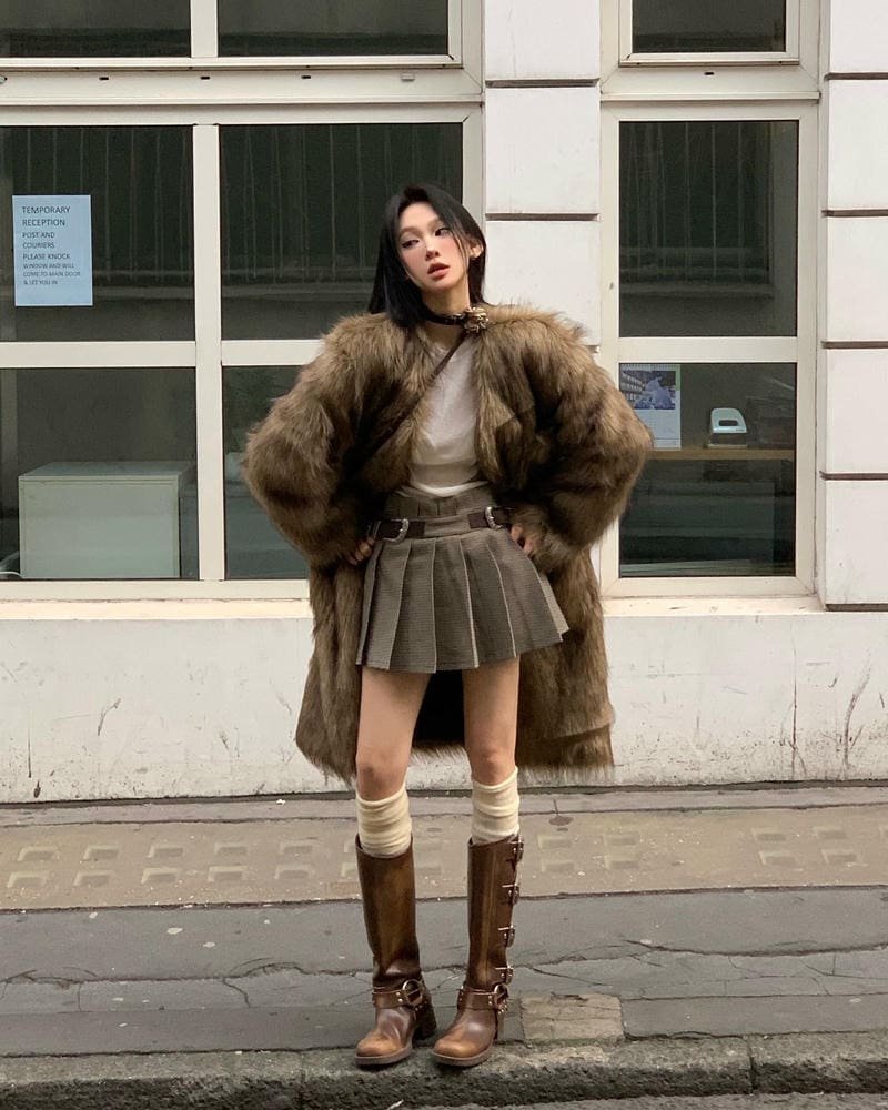 gái xinh hàn quốc váy ngắn đời thường 