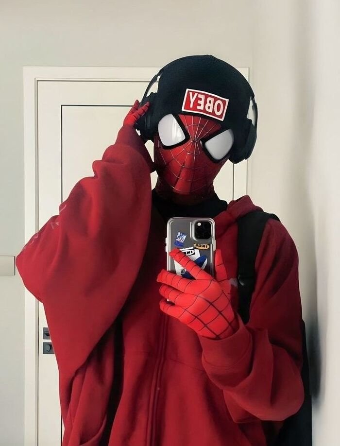 meme spiderman chụp ảnh