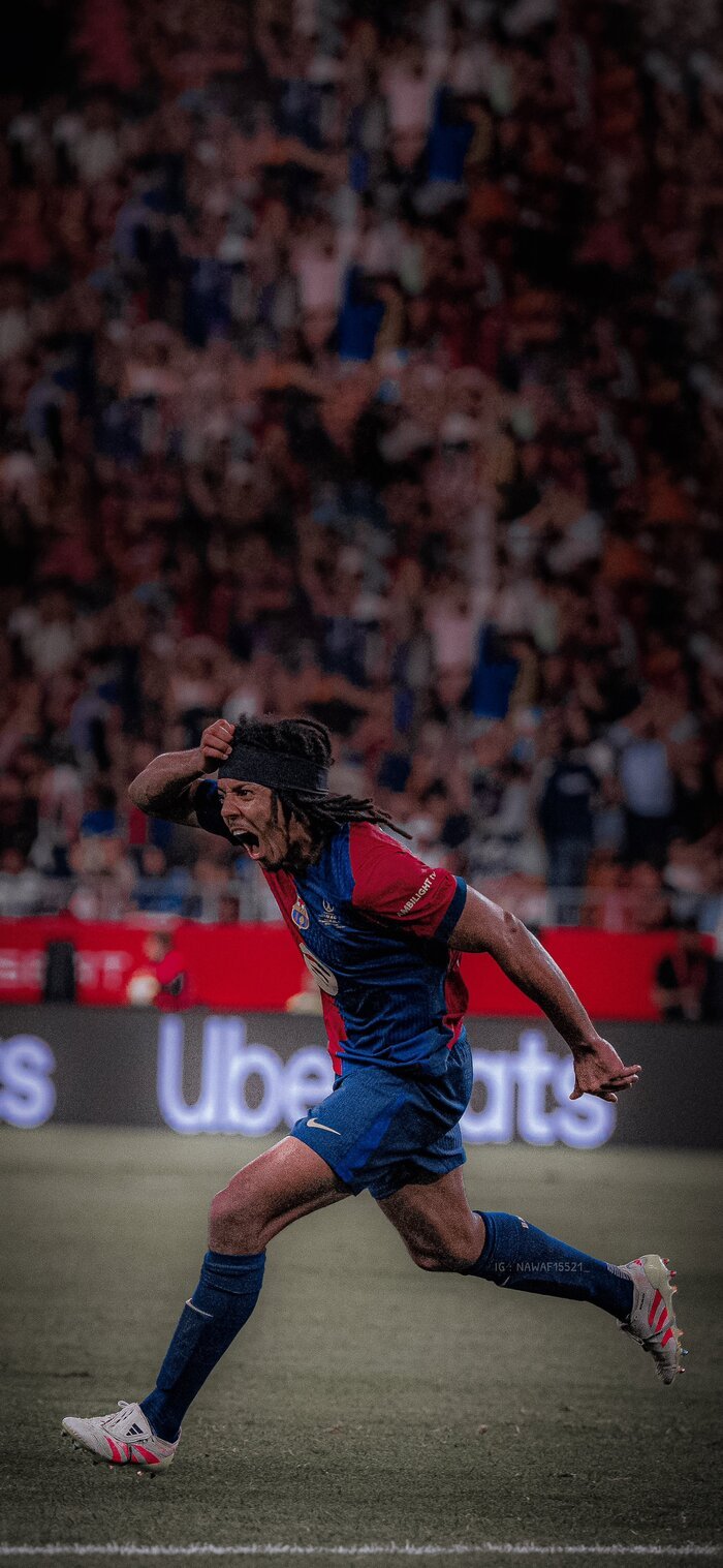 Hình nền bóng đá cầu thủ sút bóng