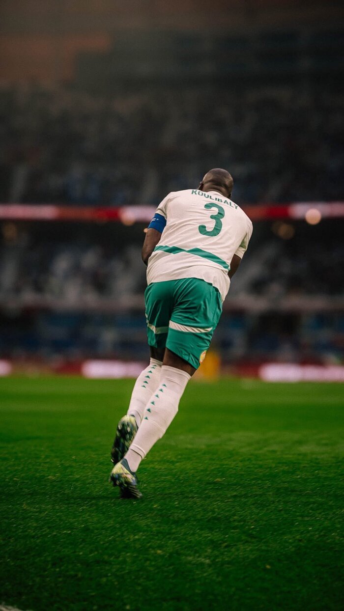 Hình nền bóng đá trên sân cỏ xanh ngầu