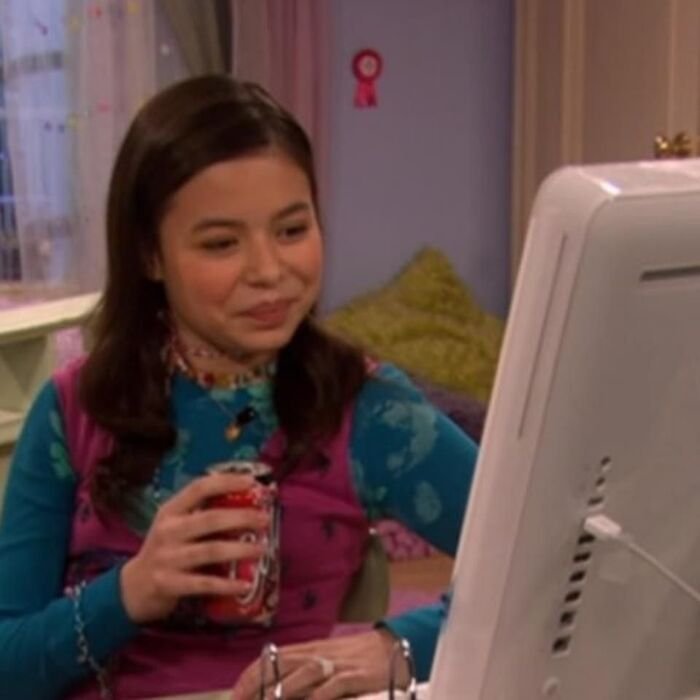 meme cười đểu nhìn sang bên