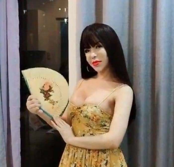 meme linda nhìn chằm chằm